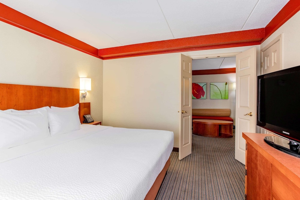 La Quinta Inn Suites Raleigh Crabtree 25/49