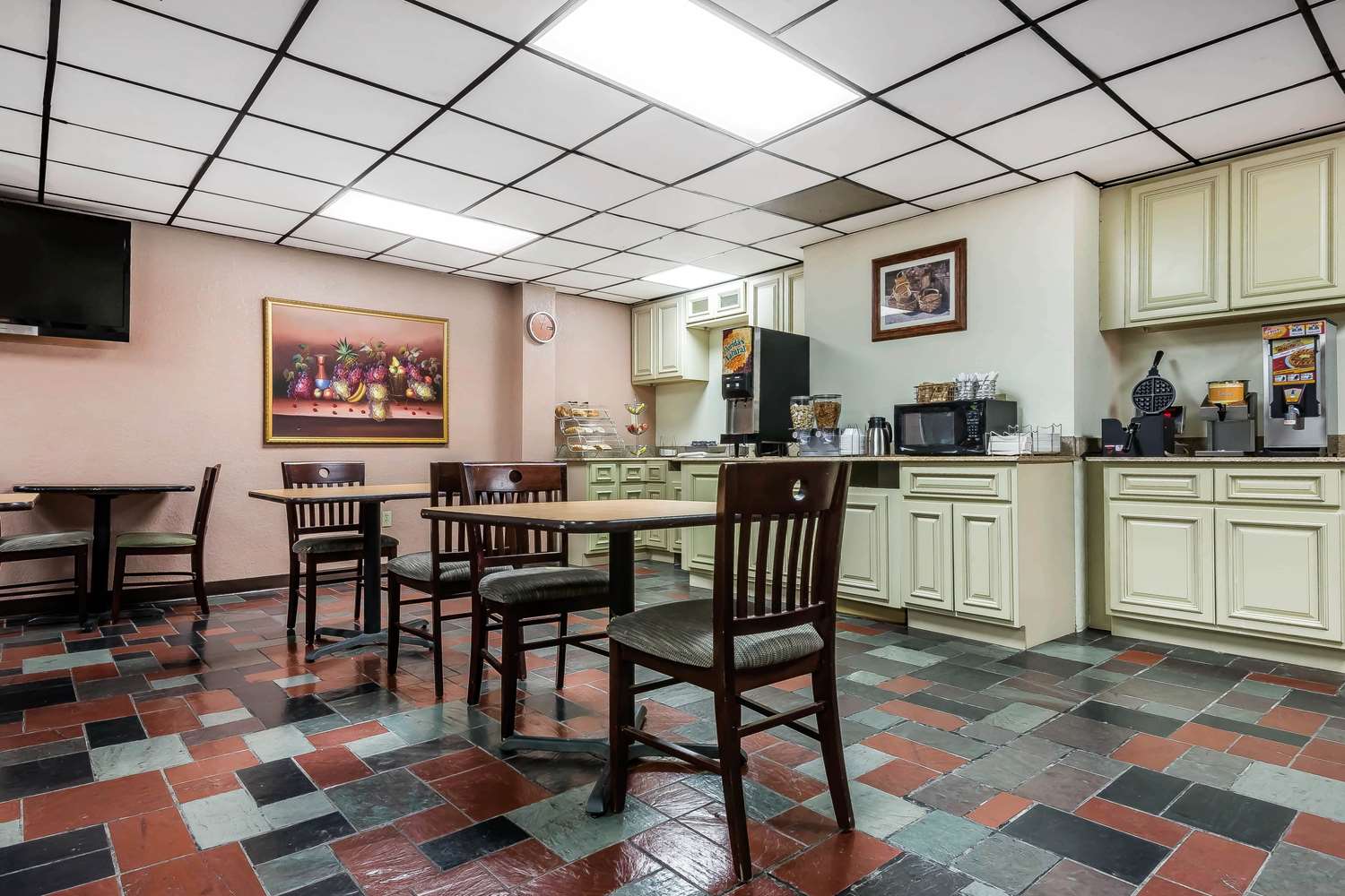 Quality Inn & Suites Binghamton Vestal 25/31