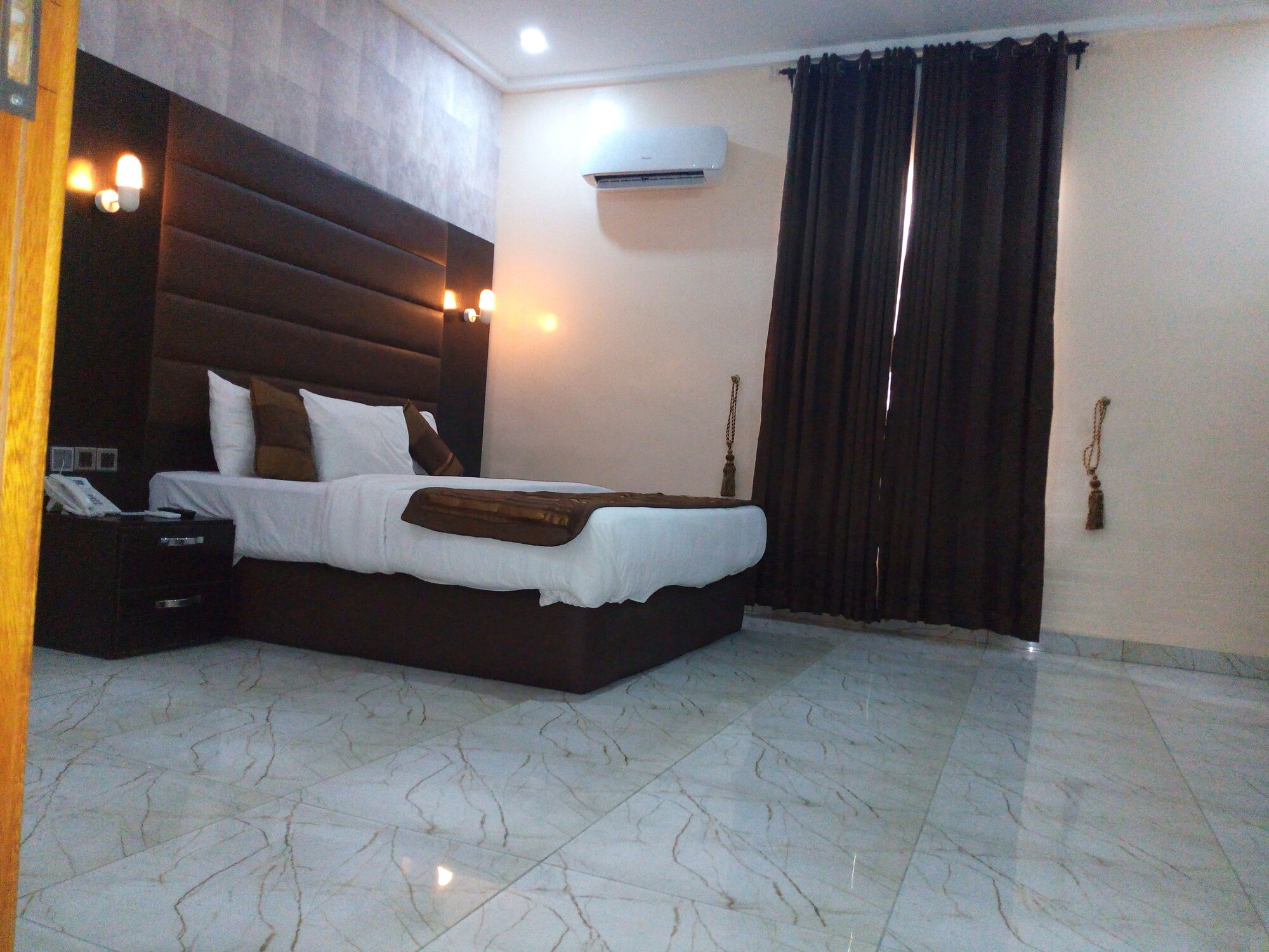 SUITE, QUEEN BED