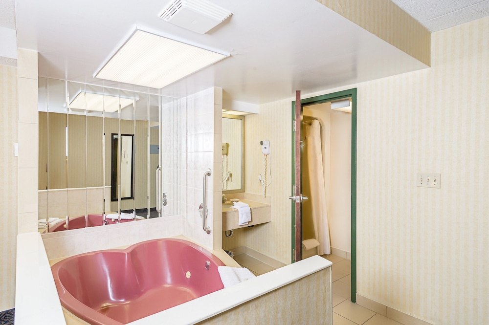 Ramada By Wyndham Niagara Falls By the River 14/47