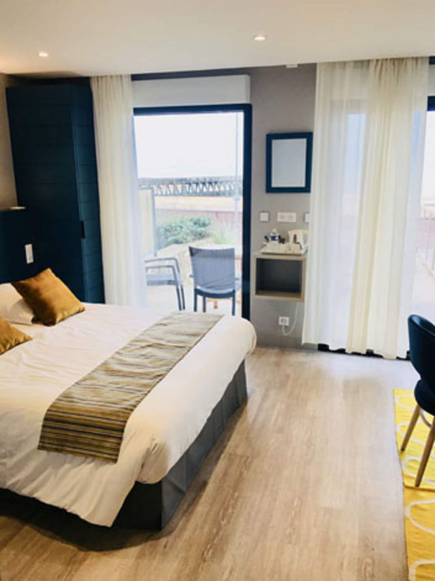 2 Bedrooms, Family Suite, Queen and Twin Beds, Sea View, Shared Bathroom