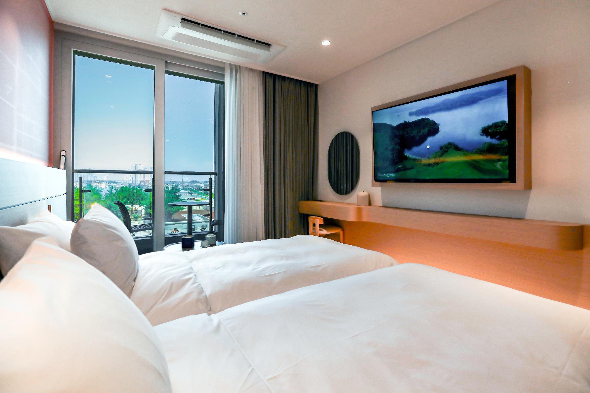 Cozy, Deluxe, Twin Beds, Mountain and City View