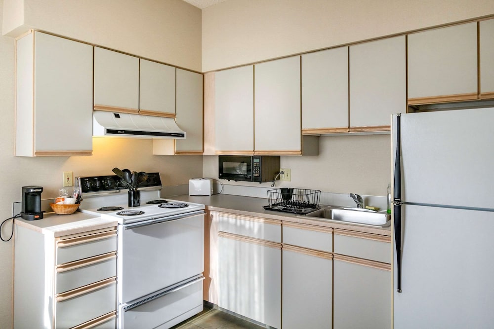 Comfort Inn & Suites Seattle North 27/33