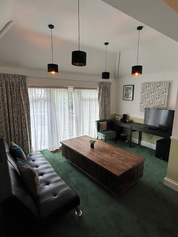 Barons Court Hotel 51/72