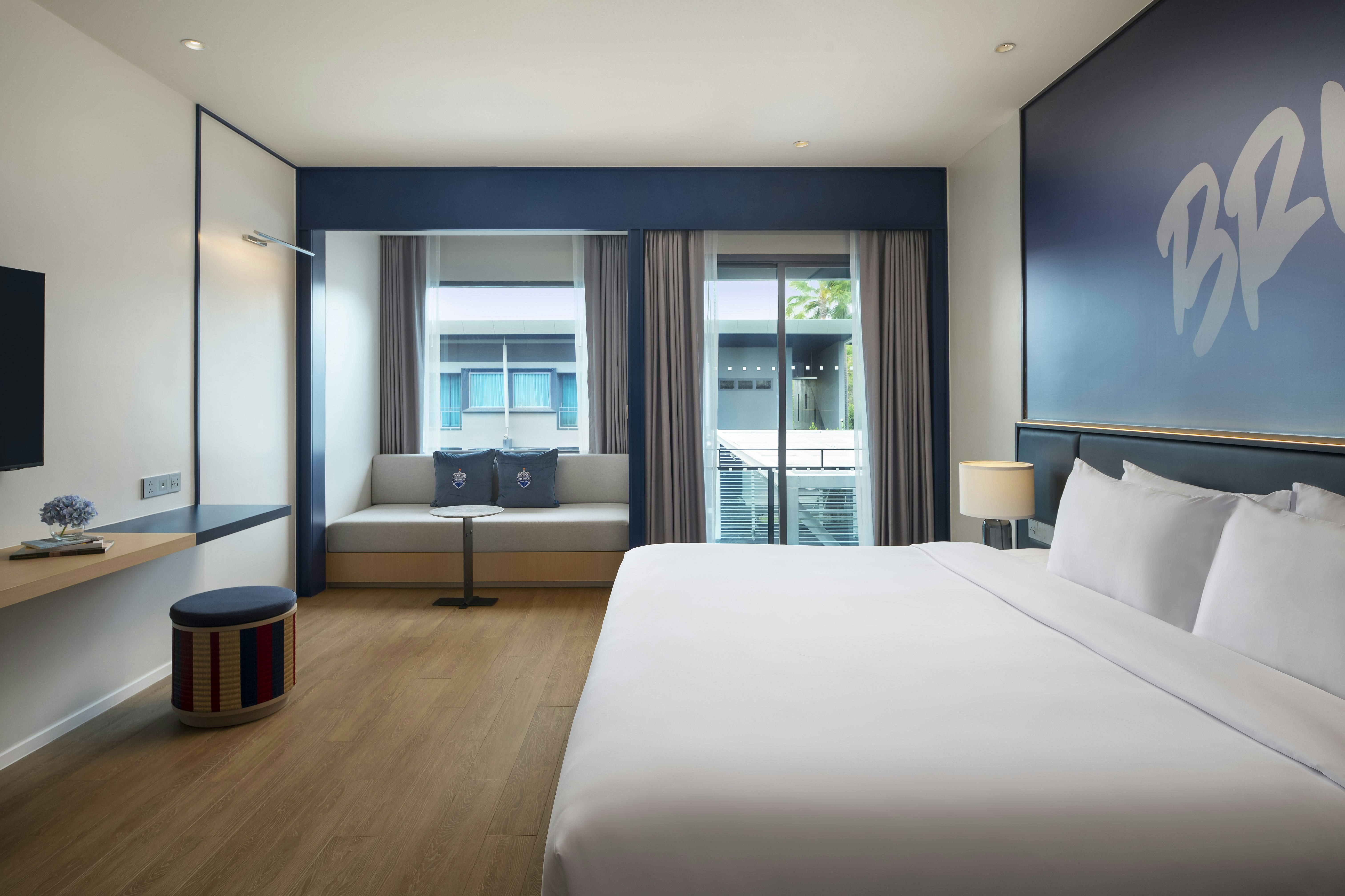 Deluxe, King Bed, Pool View