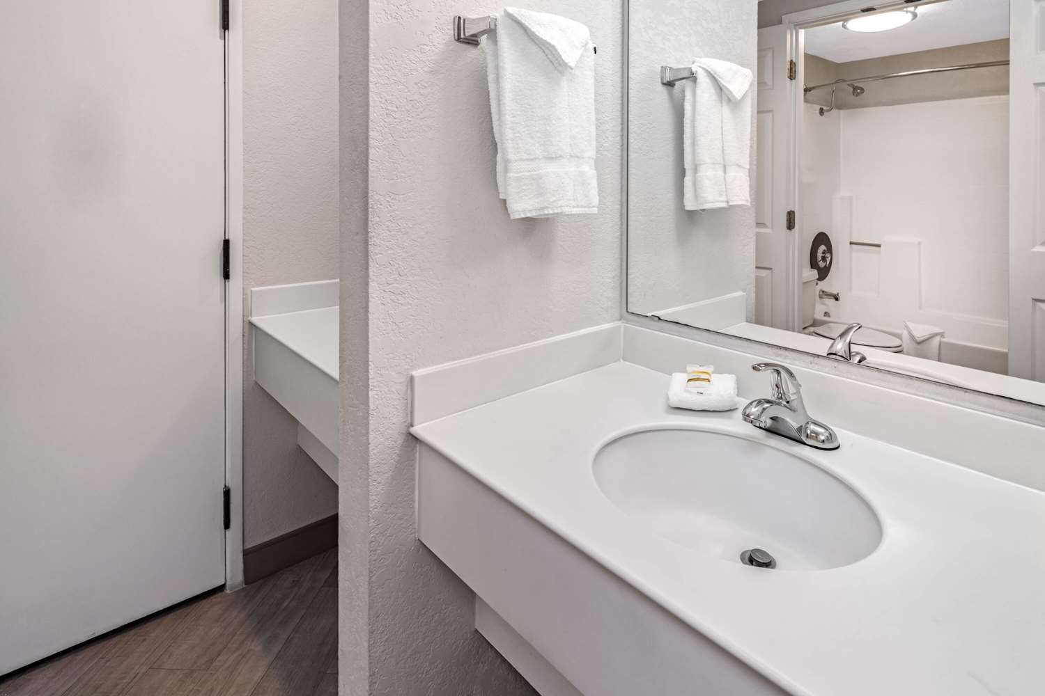 La Quinta Inn & Suites by Wyndham Buena Park 43/44