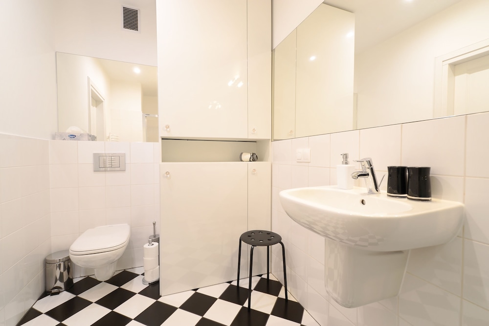 CRYSTAL SUITES CHEZ HELENA 60/64