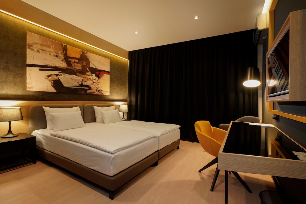 Maccani Luxury Suites 12/85