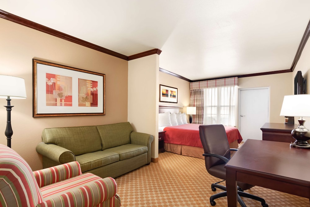 Comfort Inn & Suites Galveston Central Island near Pier 20/28