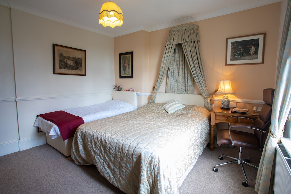 FINES BAYLIWICK HOTEL 14/28