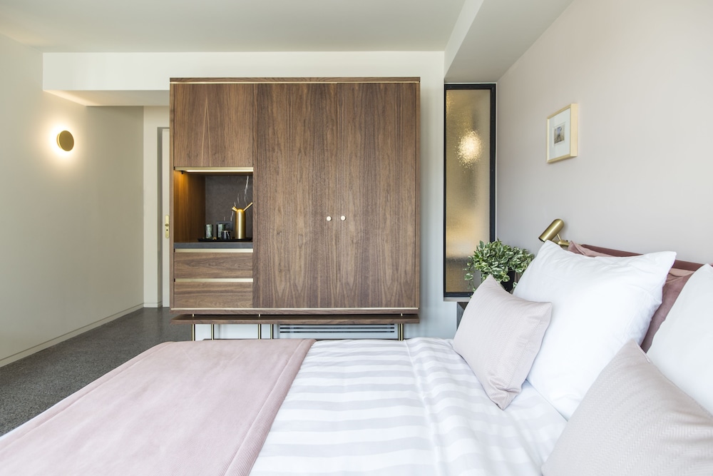 Perianth Hotel 25/61