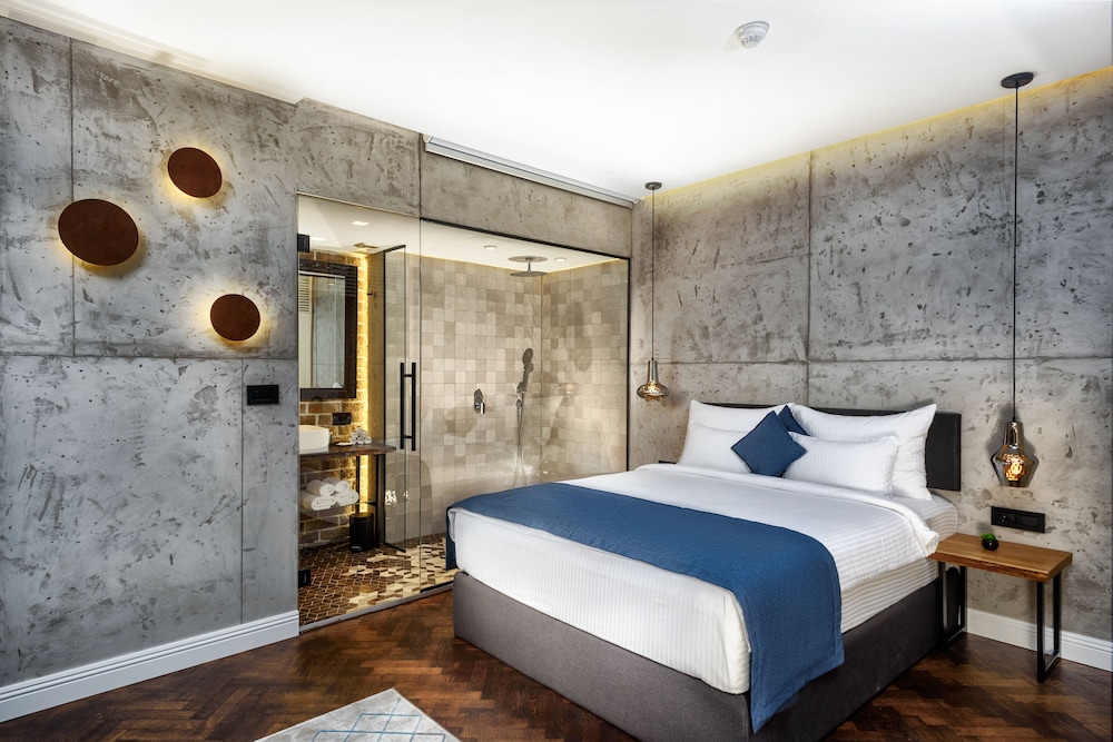 One Luxury Suites 20/72