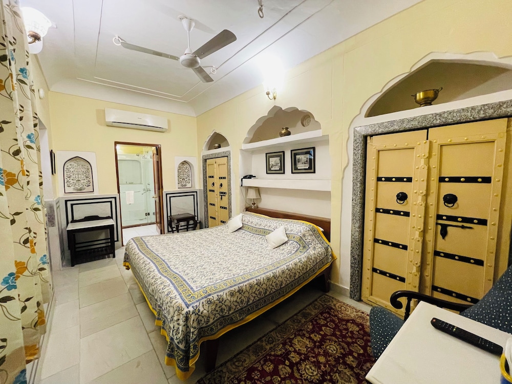 Courtyard, Queen Bed، Khatu Haveli 4/10