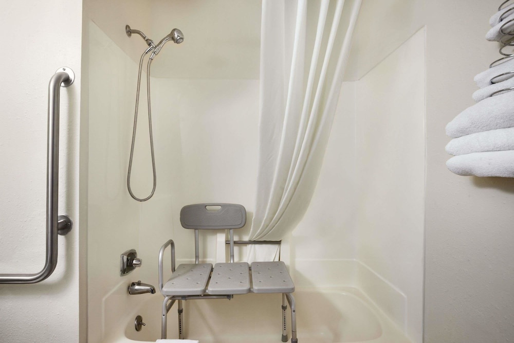 Travelodge by Wyndham La Porte/Michigan City Area 28/50