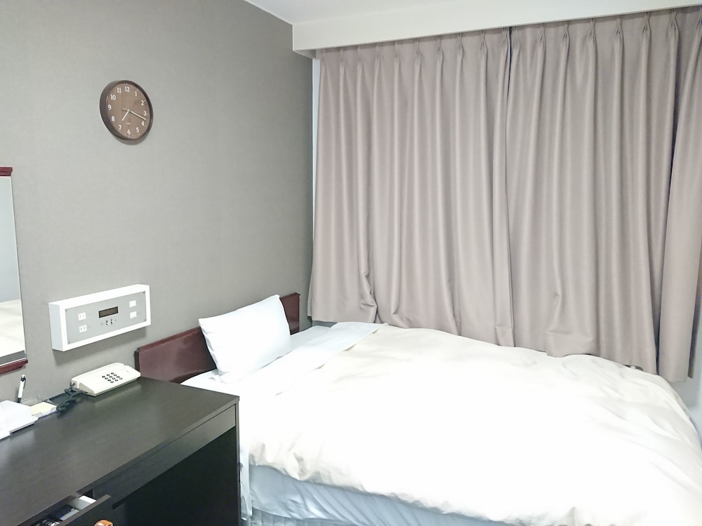 غرفة بسرير مزدوج