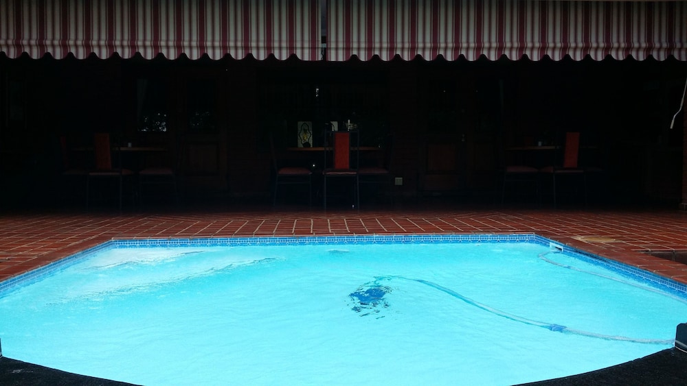 The Woodpecker Inn 38/68