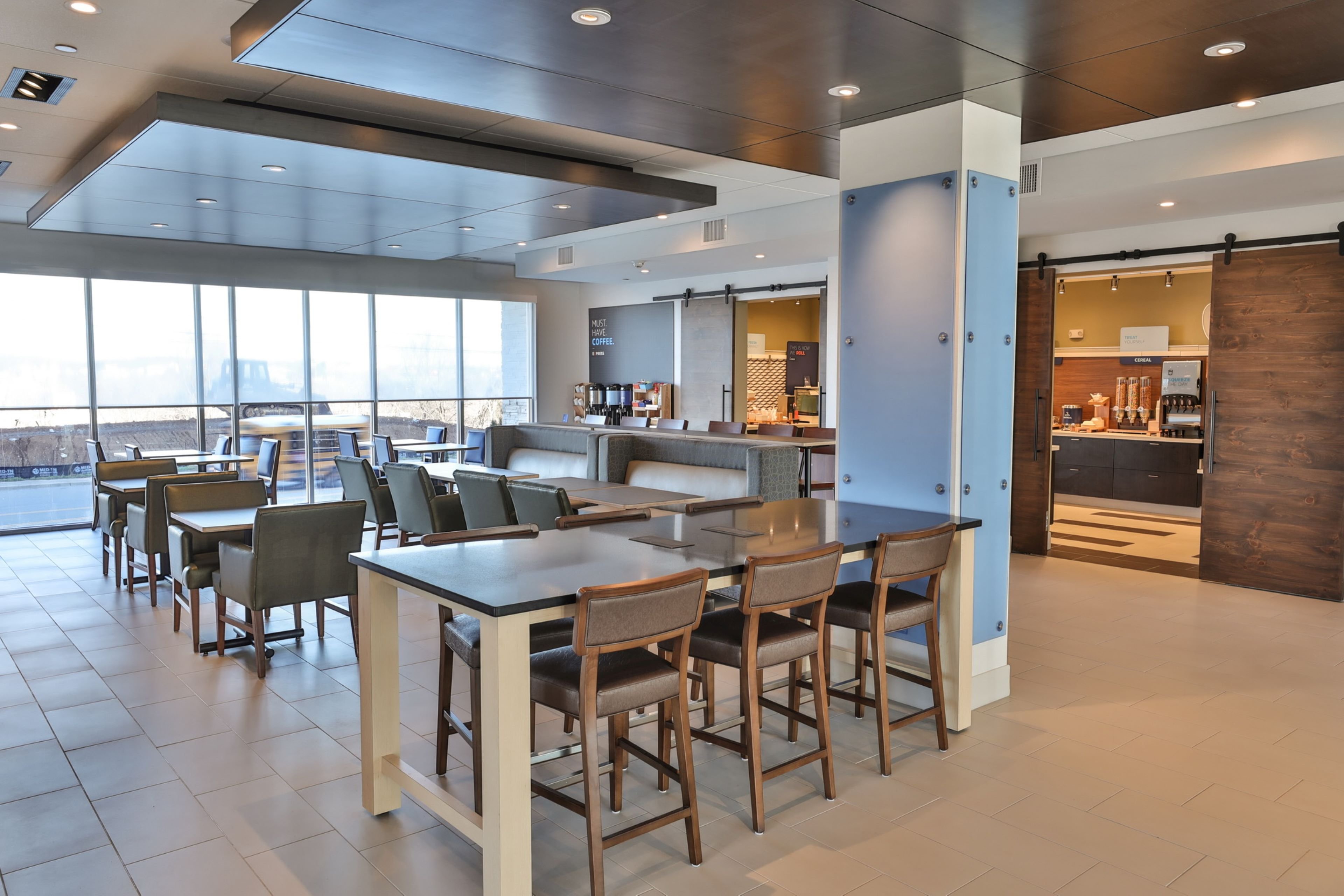 Holiday Inn Express & Suites Nashville Metrocenter Downtown 50/64