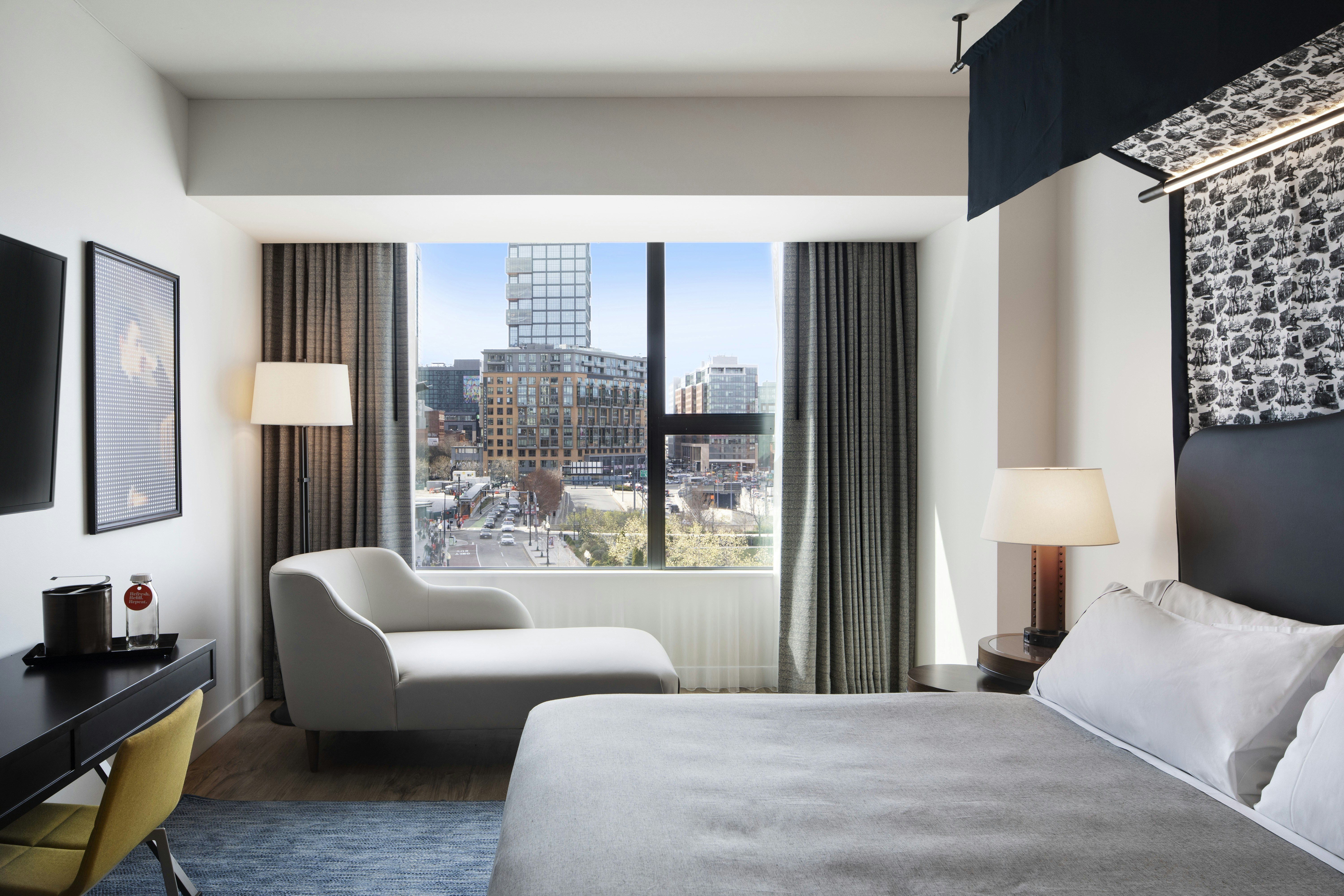 غرفة بريميوم بسرير كينج بإطلالة على المدينة، Canopy by Hilton Boston Downtown 2/4