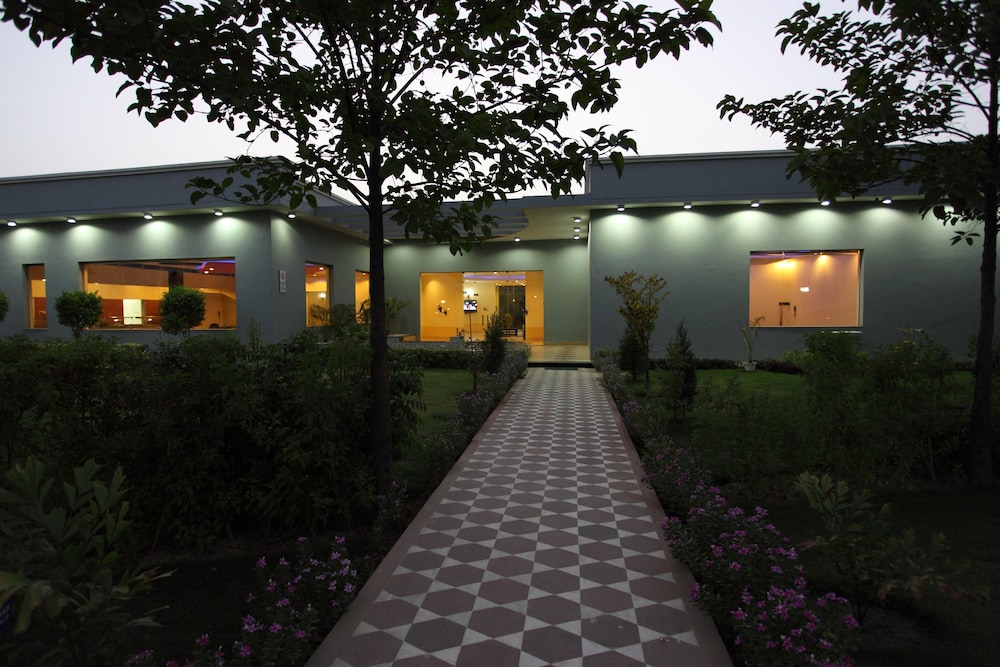 Shri Radha Brij Vasundhara Resort & Spa - Goverdhan 4/30
