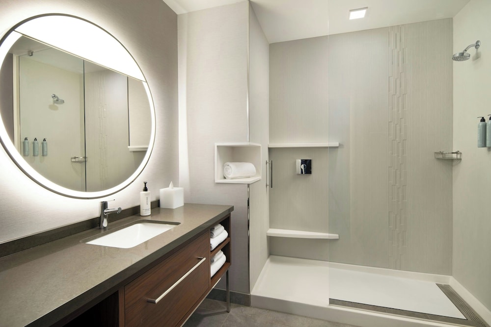 غرفة بسريرين كوين بشرفة، Courtyard By Marriot Sand City Monterey 4/5
