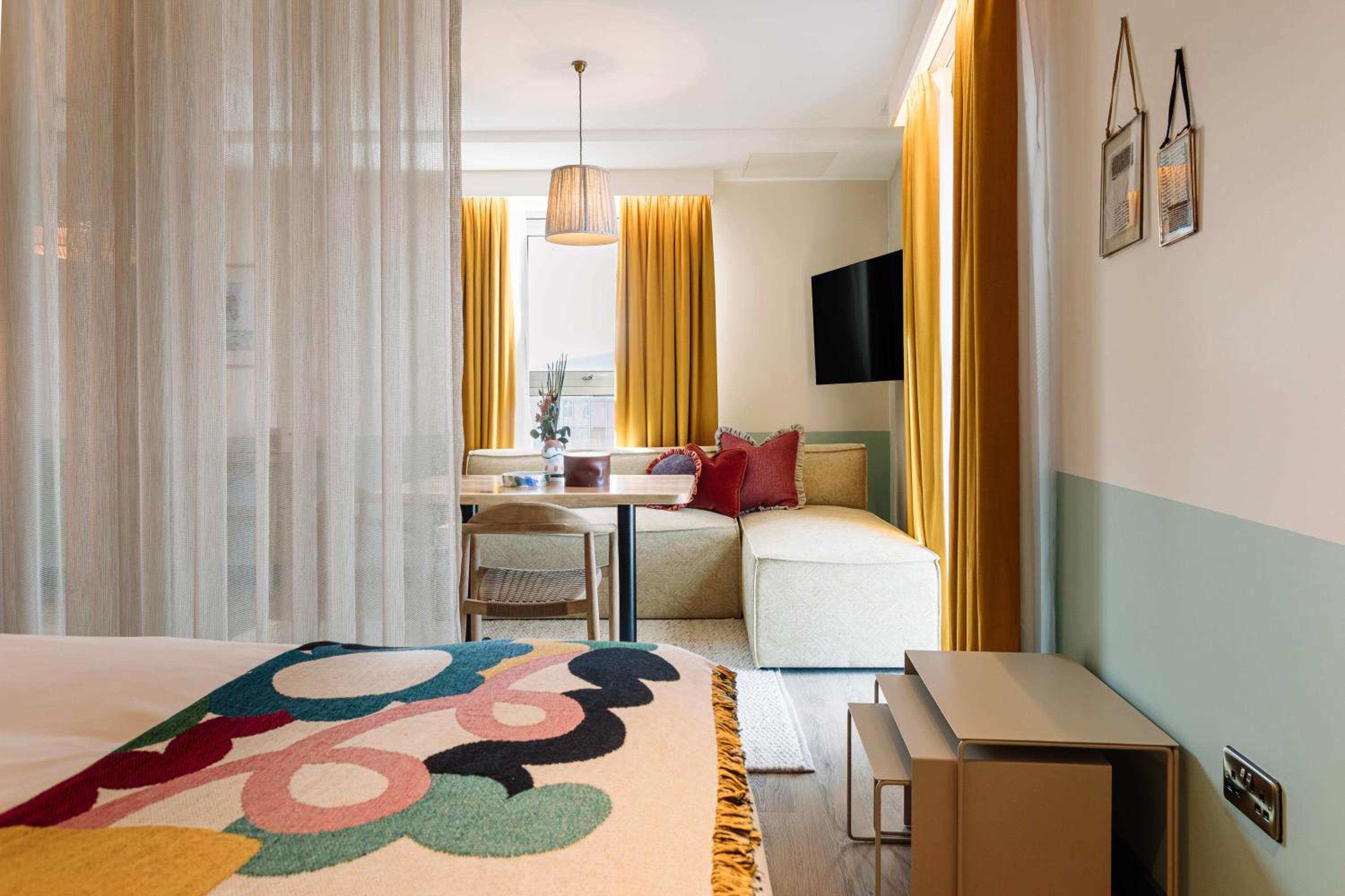 Studio, Queen Bed, Accessible