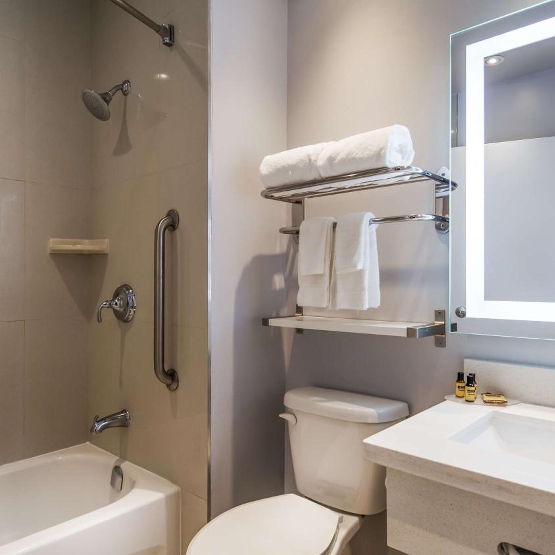 جناح بسريرين كوين بمطبخ صغير، Best Western Plus Barrie 4/4