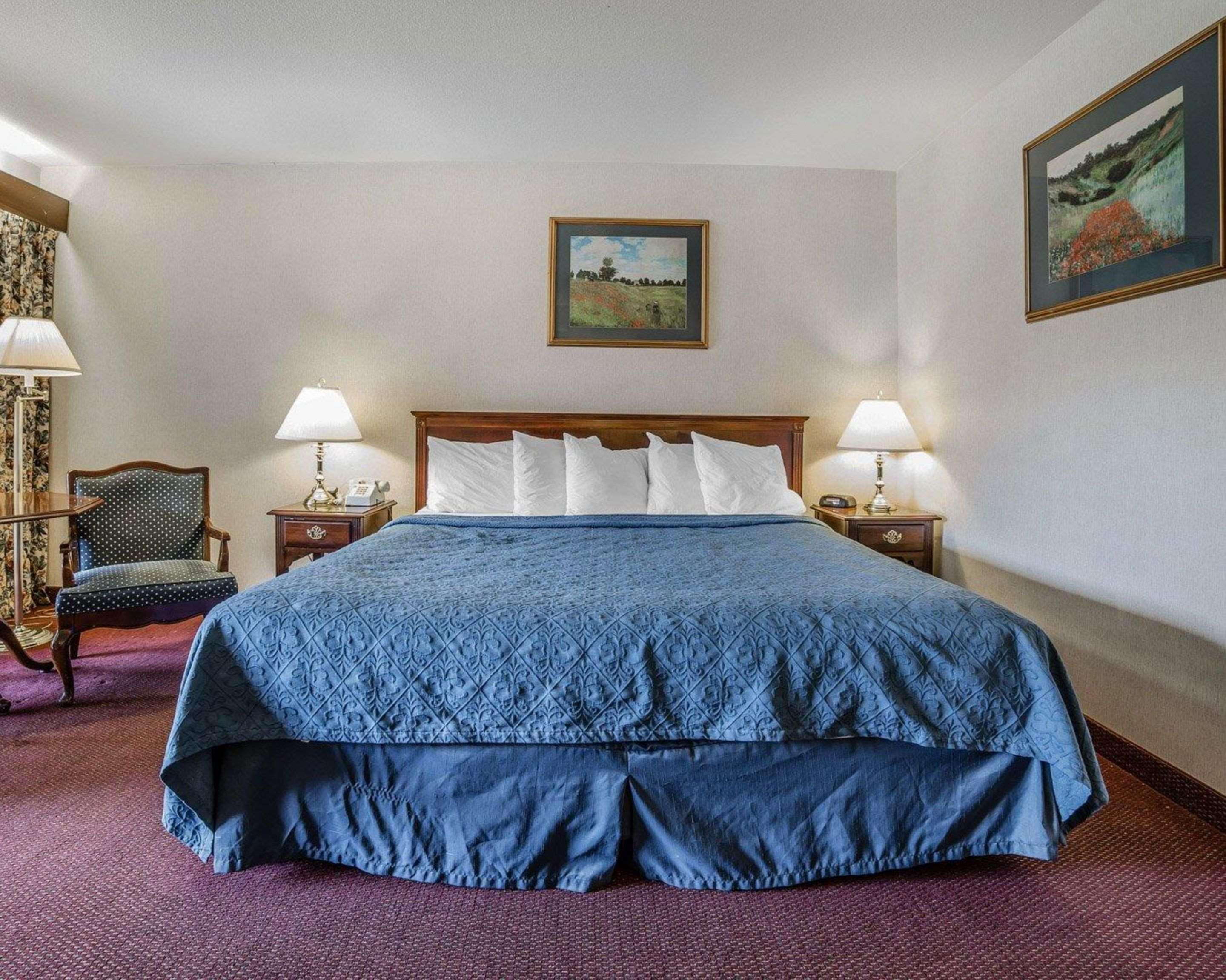 ROOM, KING BED