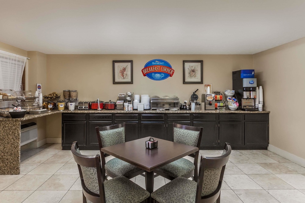 Baymont by Wyndham Pigeon Forge near Island Drive 16/28
