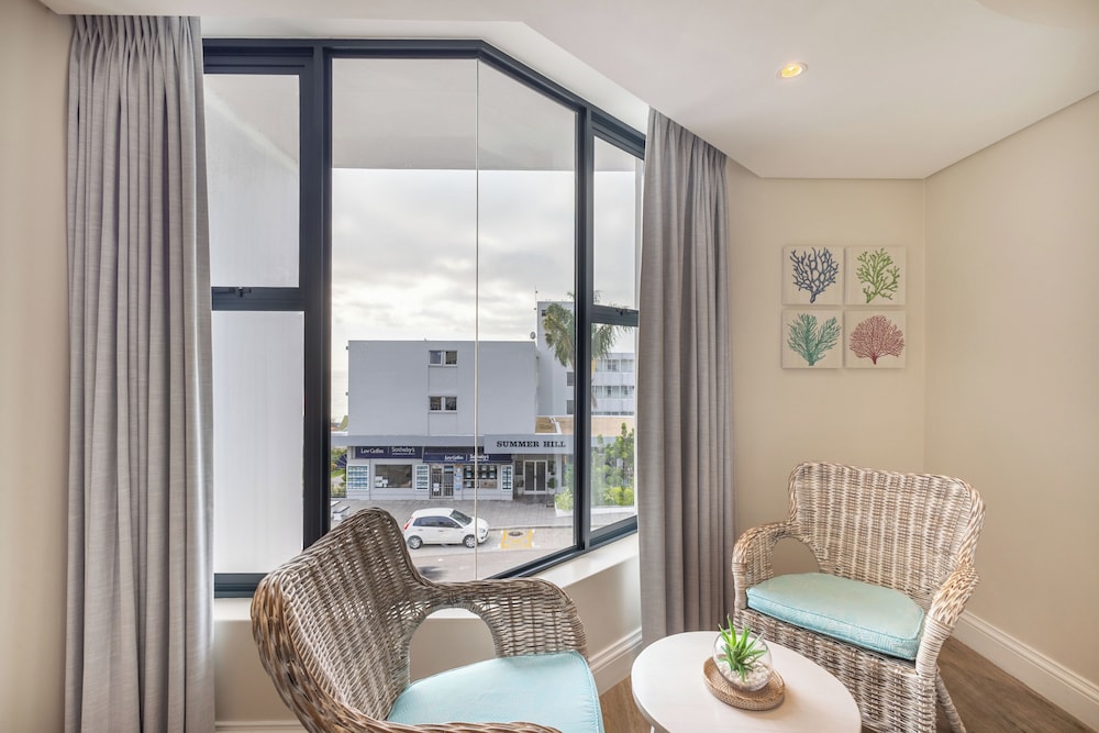 BAYVIEW HOTEL 68/75