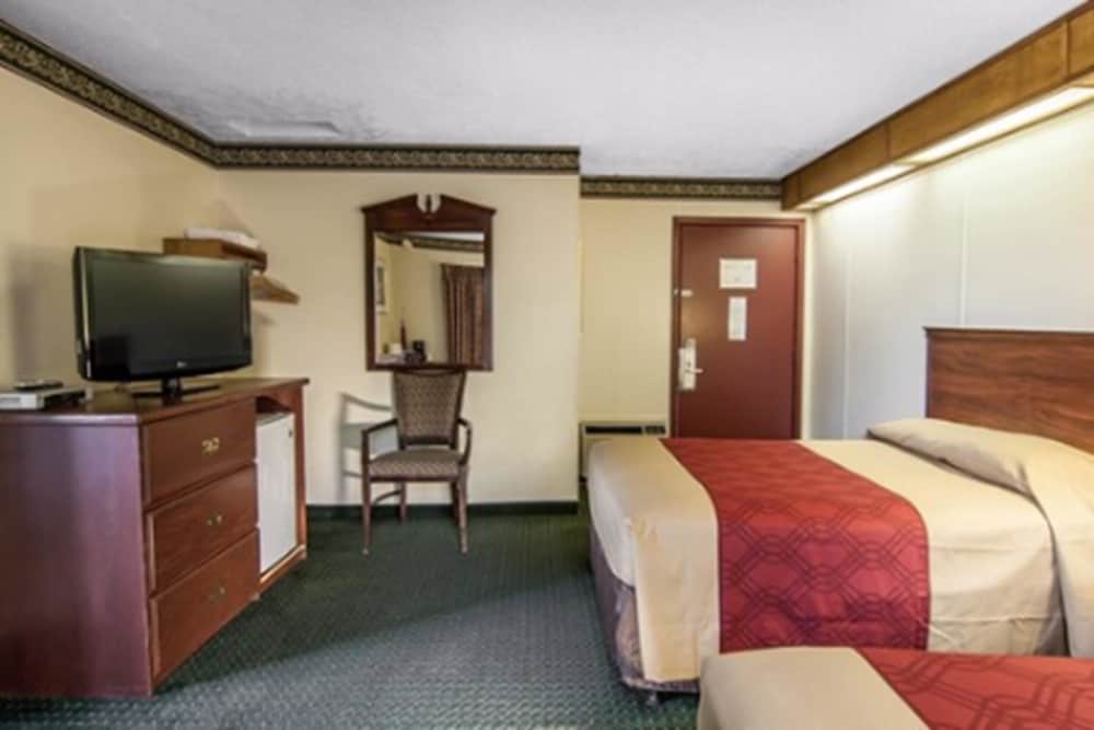 Econo Lodge Convention Center 10/39