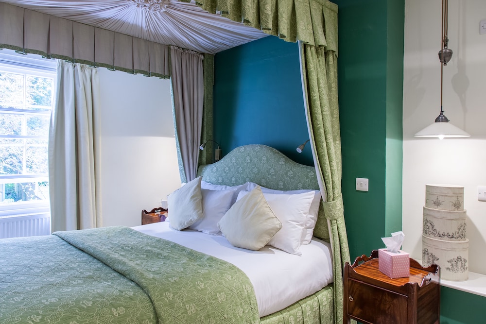 SUPERIOR, QUEEN BED