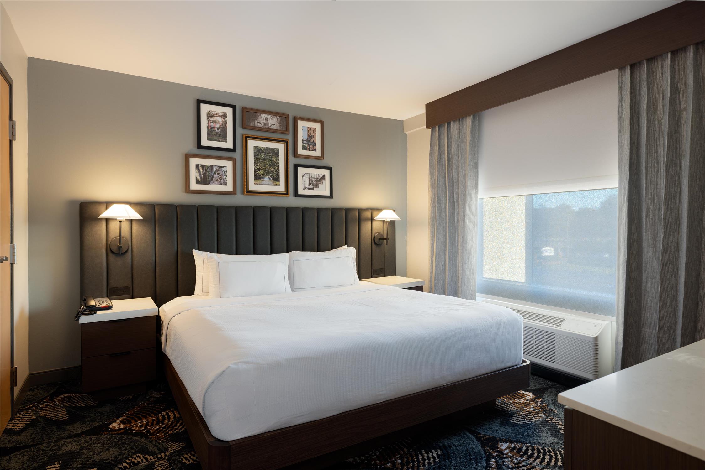 استوديو بسرير كينج بحوض استحمام لذوي الإعاقة، DoubleTree by Hilton Hotel Savannah Airport 4/10
