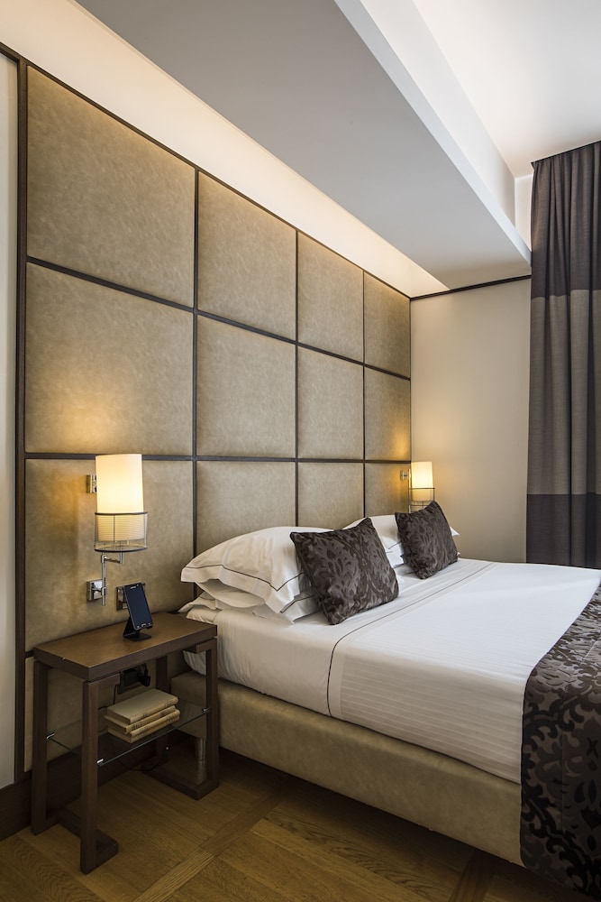 The Independent Hotel 10/62