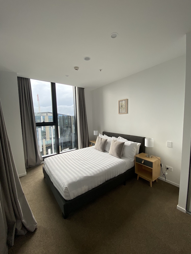 استوديو ديلوكس بسرير كينج، Ramada Suites By Wyndham Victoria Street West 2/8