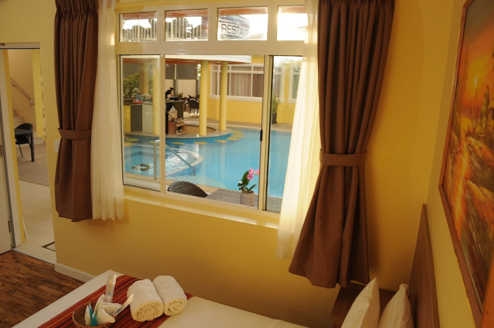 Awesome Hotel 8/64