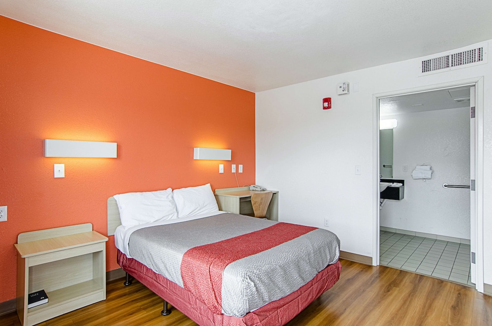 Days Inn by Wyndham Rock Springs 34/56
