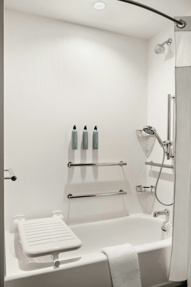 Courtyard by Marriott Milwaukee Brookfield at Poplar Creek 24/25