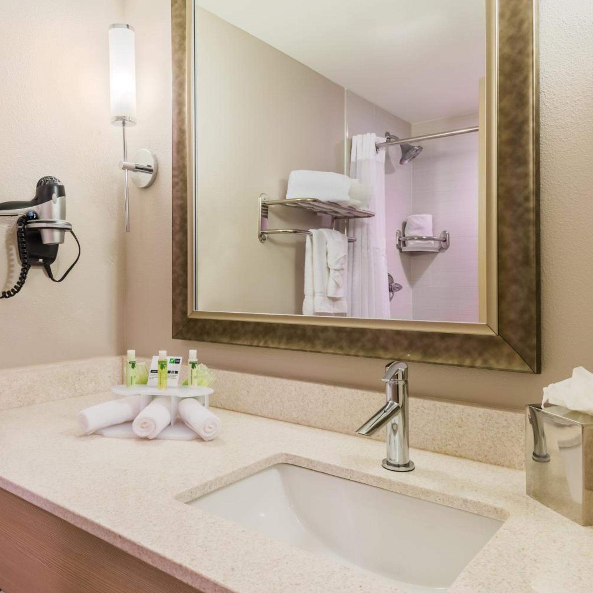 غرفة بسريرين كوين مع أريكة، Holiday Inn Express Fairhope - Point Clear 4/4