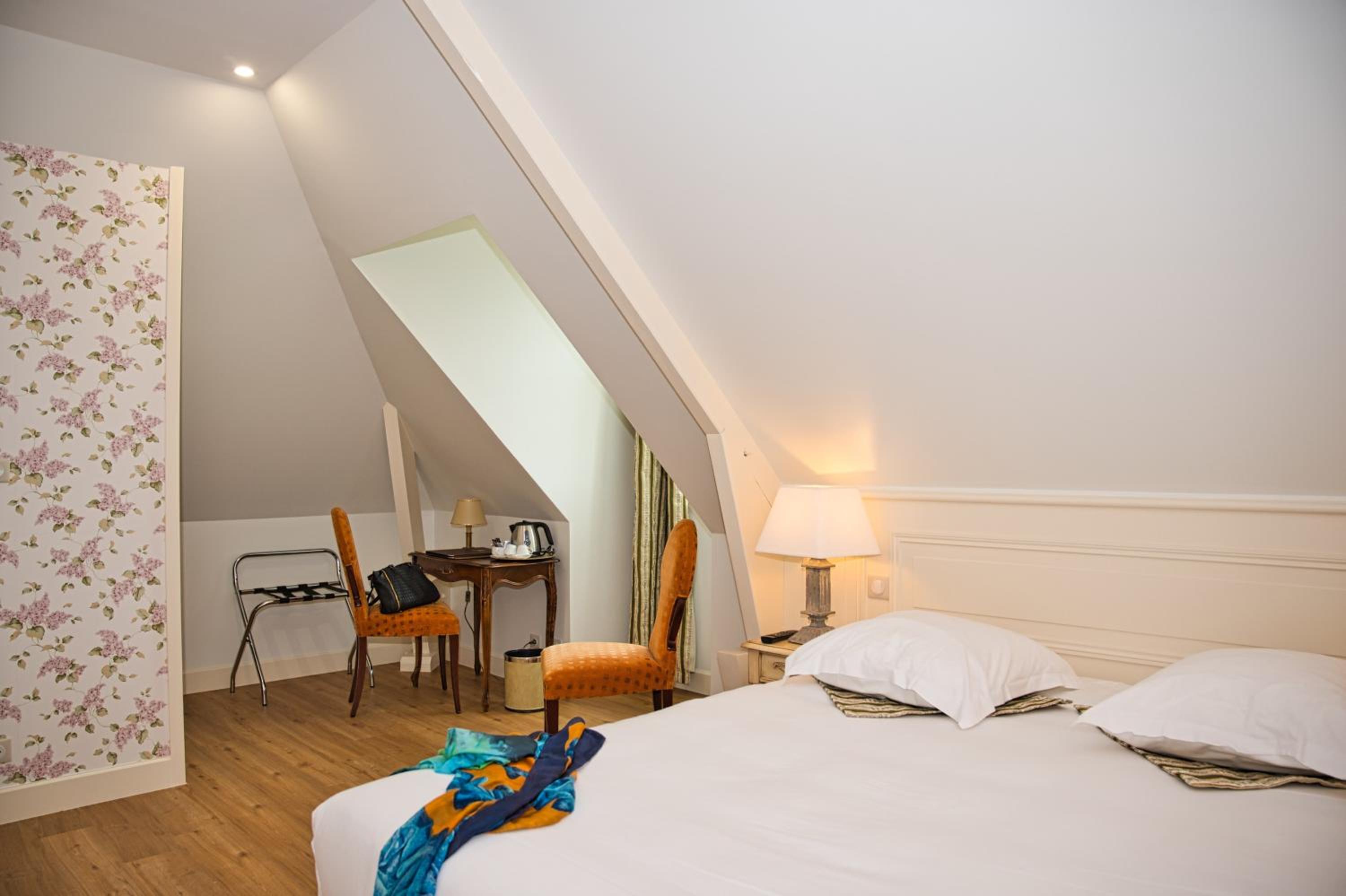 Premium, Queen Bed, Attic
