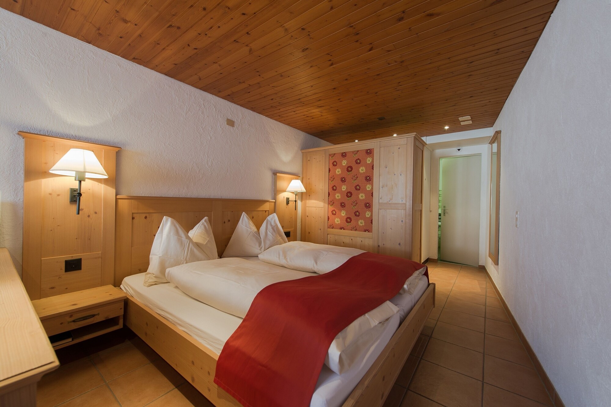 SUPERIOR, DOUBLE BED, EXTRA BEDS