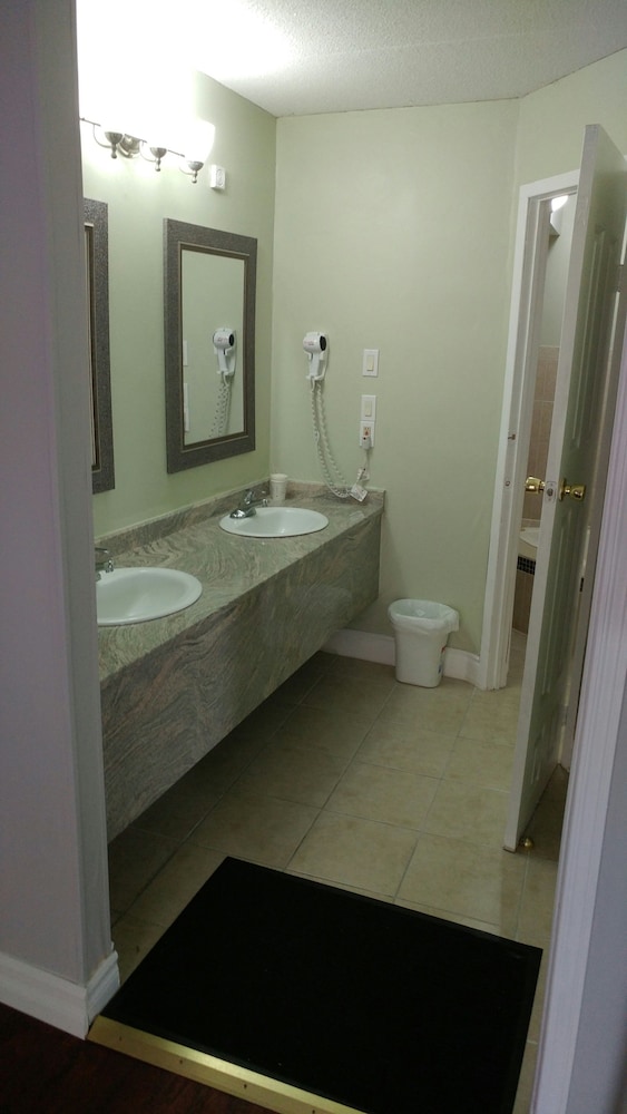 Super 8 by Wyndham Cambridge/Kitchener/Waterloo Area 33/33