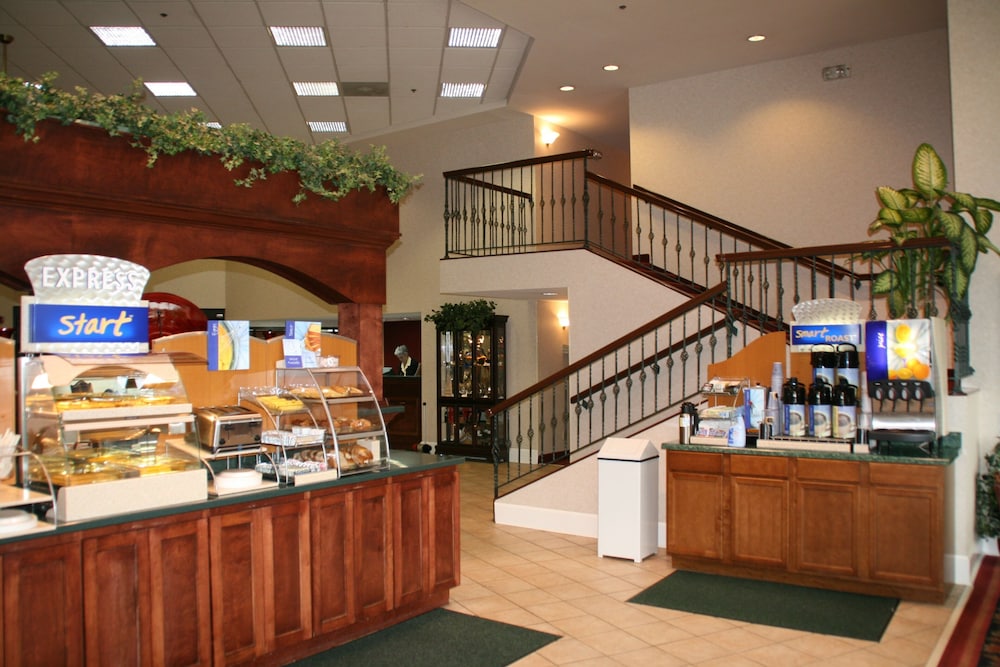 Holiday Inn Express Hotel And Suites Corinth 9/34