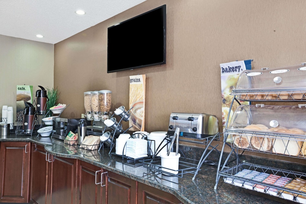 Microtel Inn & Suites By Wyndham Charleston Wv 31/37
