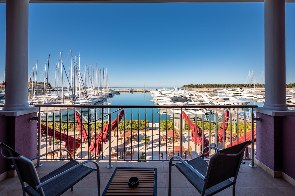 Hotel Nautica 61/72