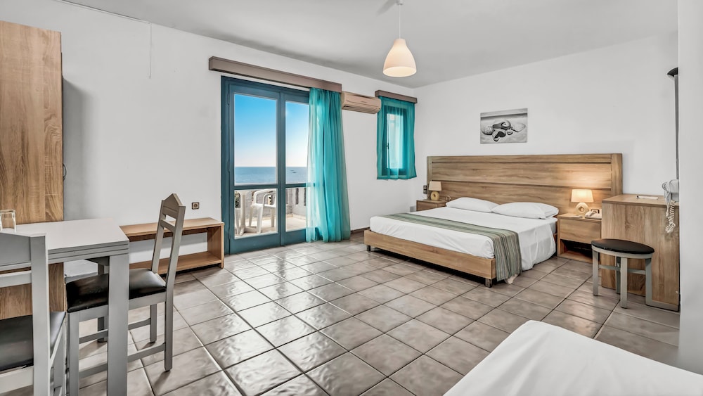 Room, 1 Double and 1 Single Bed, Lateral Side Sea View