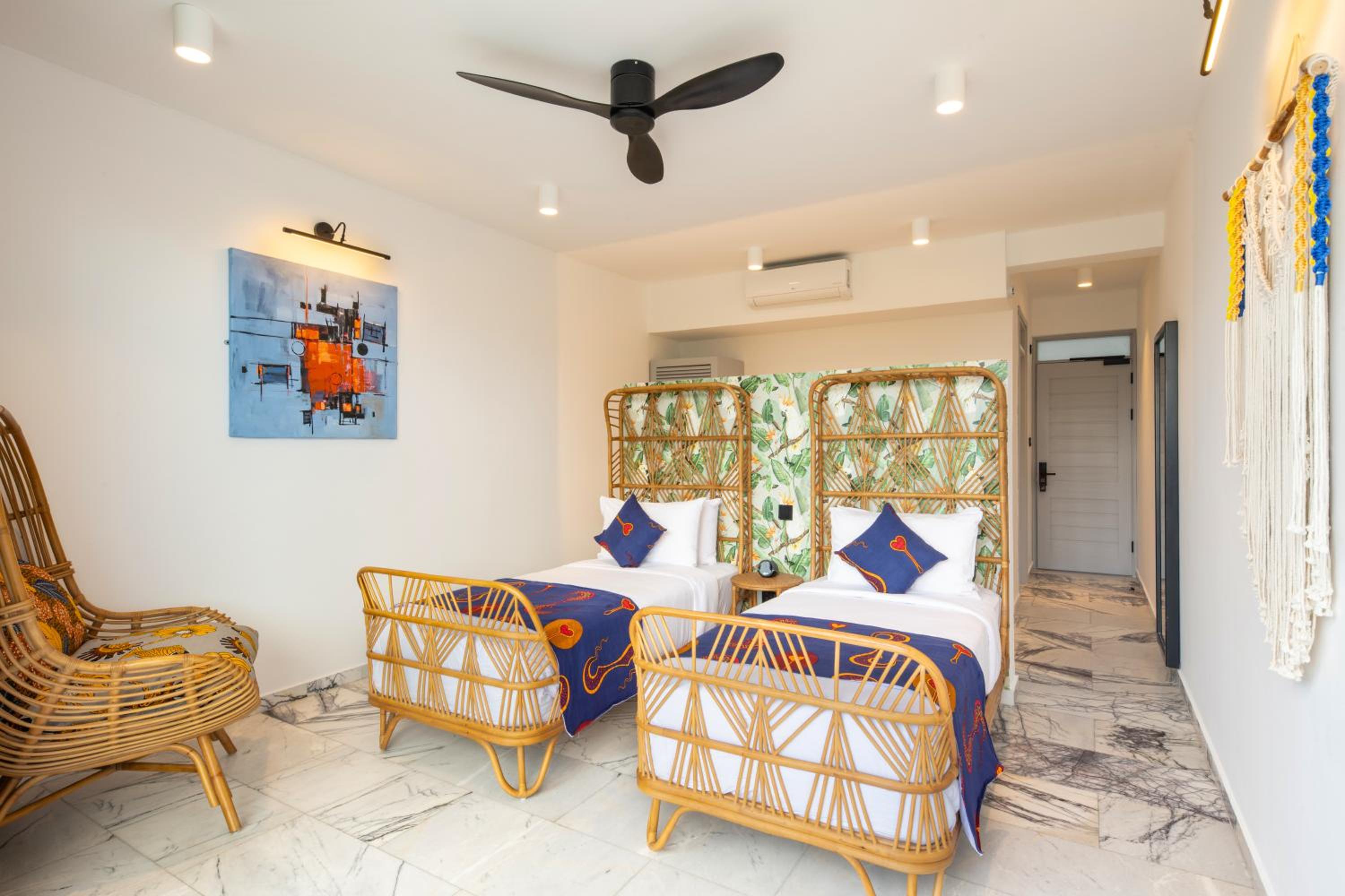 Z, Twin Beds, Pool View