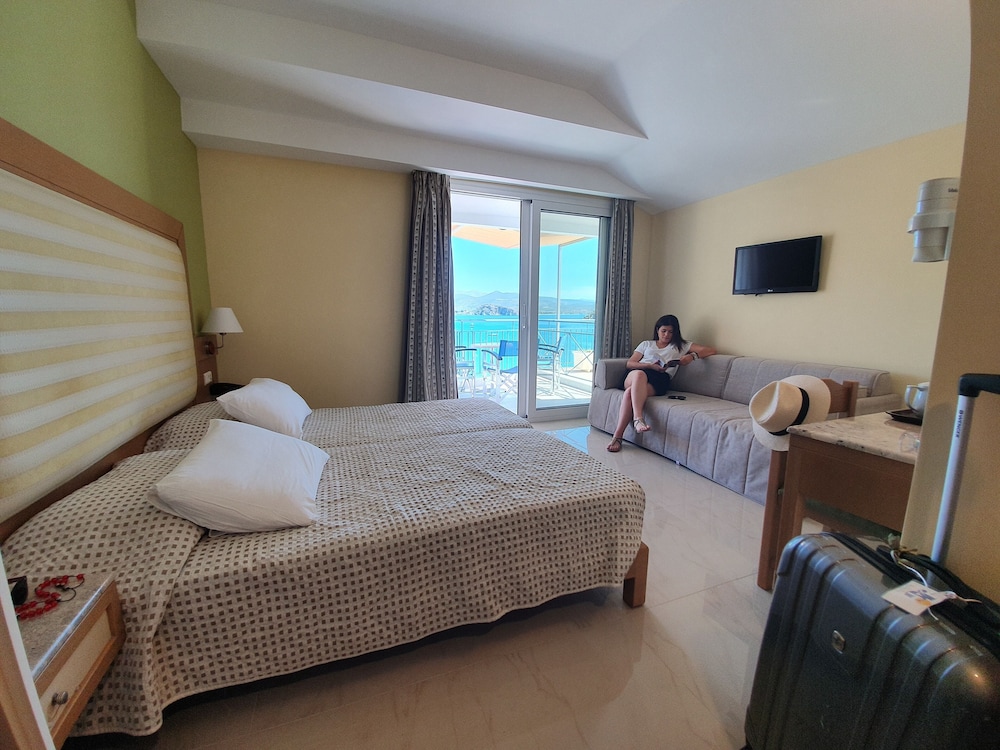 Dolphin Hotel 23/56