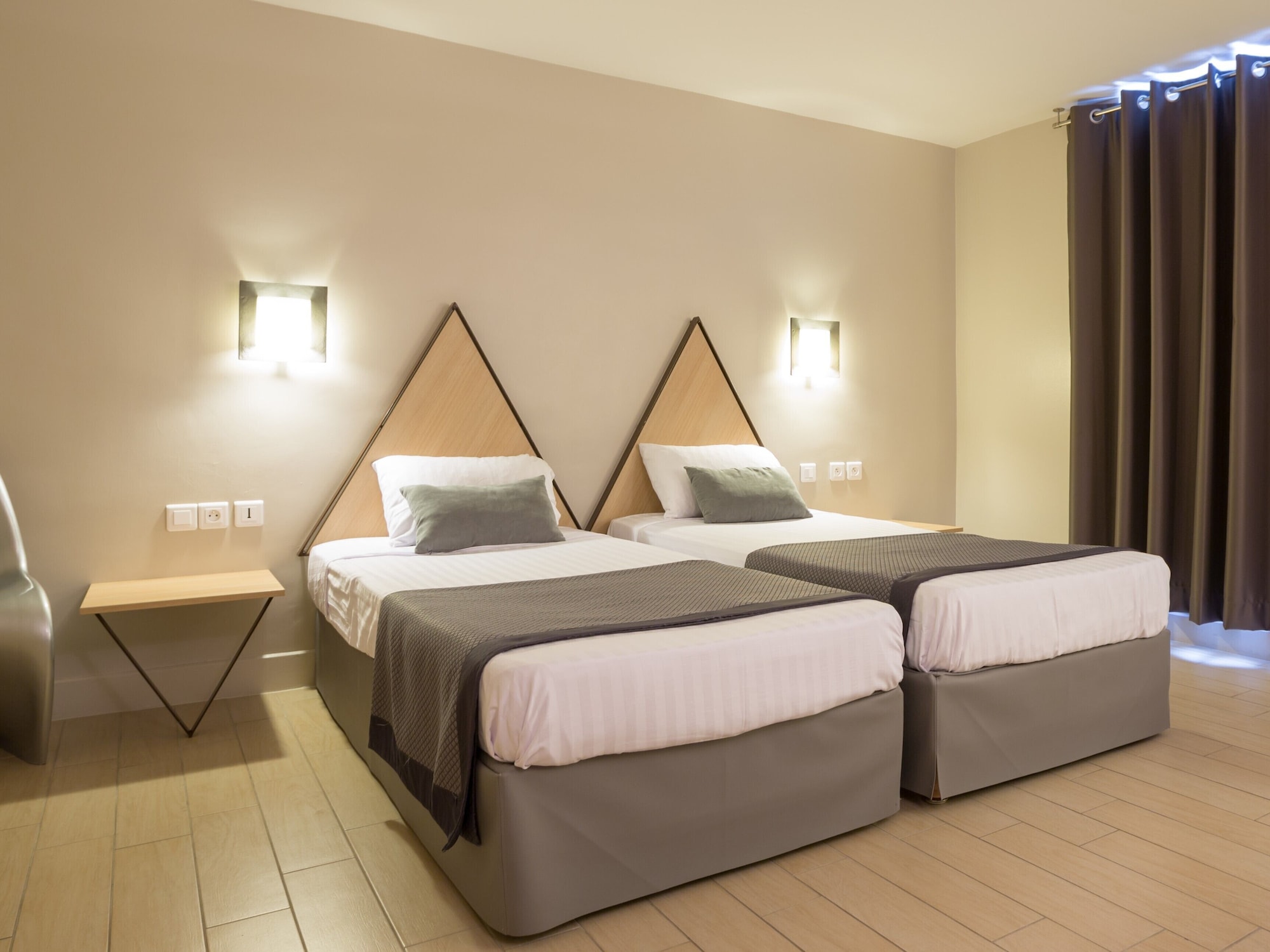 COURTYARD, TWIN BEDS