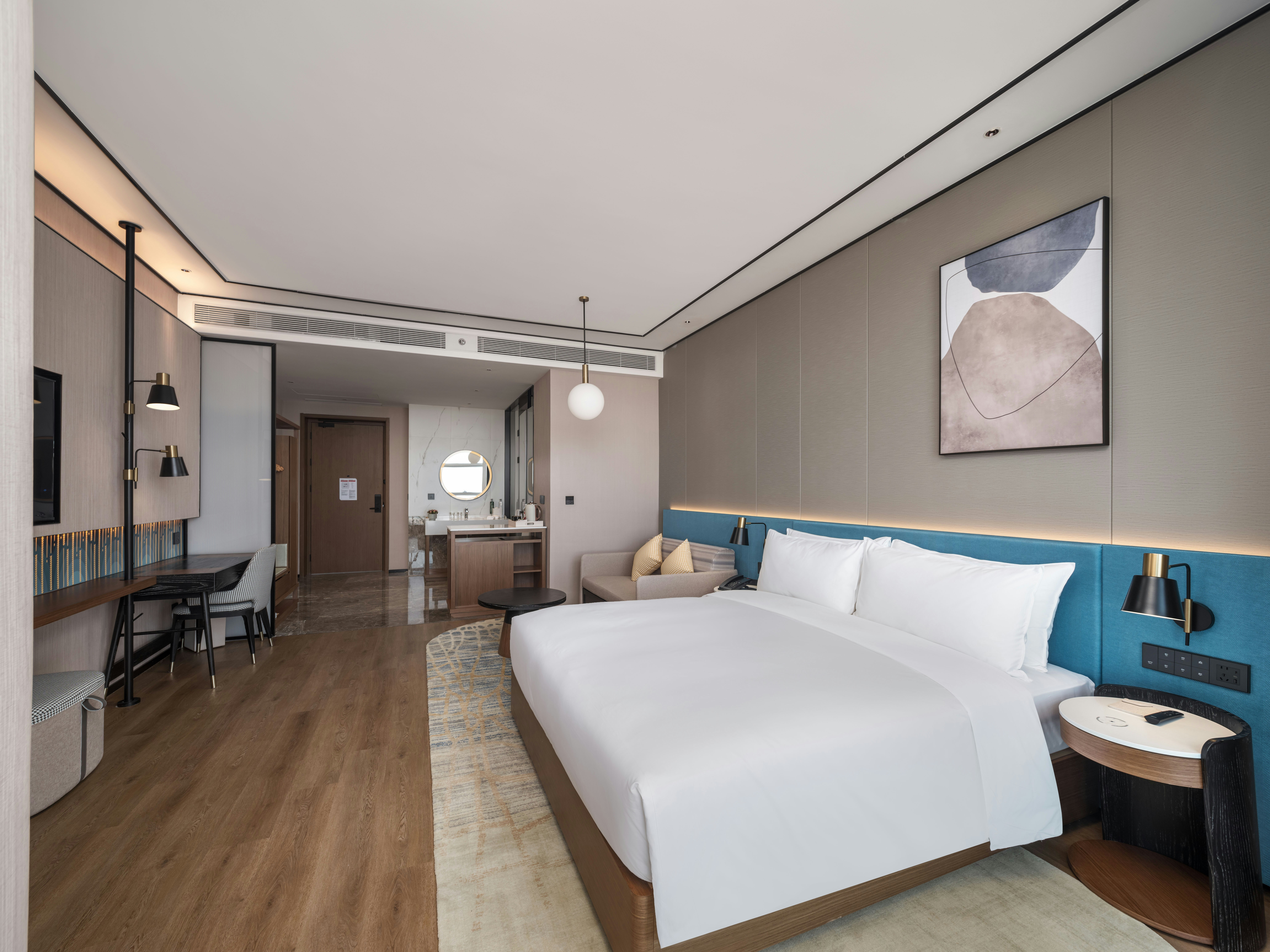 DELUXE, KING BED