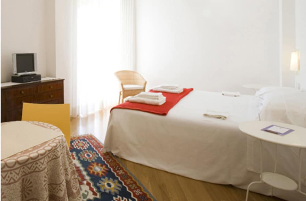 Hotel Emilia 48/48